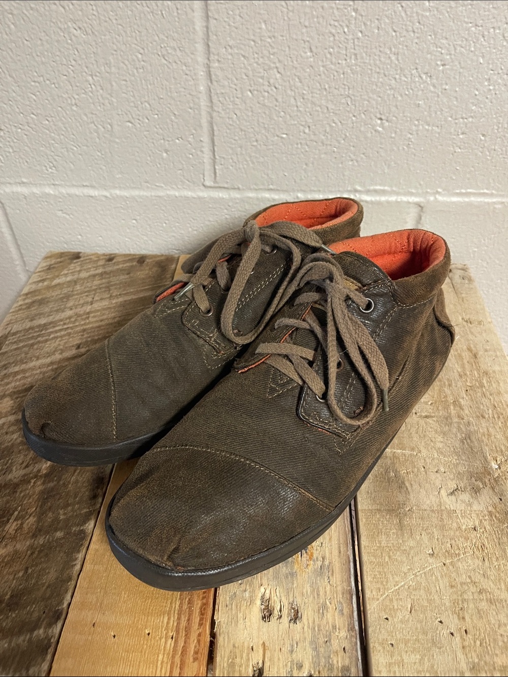 Toms Men's Olive Brown Coated Canvas Chukka Boots with Orange Lining